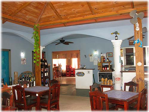 Restaurante popular (bienes raíces y flujo de efectivo) cerca de la playa